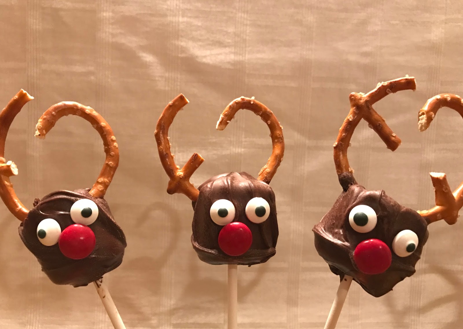 Chocolate Dunked Marshmallow Reindeer