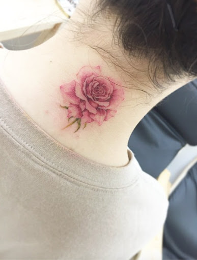 Este lindo de trás do pescoço de rose tattoo