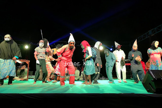 Gubang / Gobang Dance at Letung, Jemaja Island, Anambas, Indonesia Gubang-Gobang-Dance-Letung-Jemaja-Anambas-Indonesia