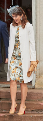 Manteau Prada / robe Ole Yde / escarpins Christian Louboutin