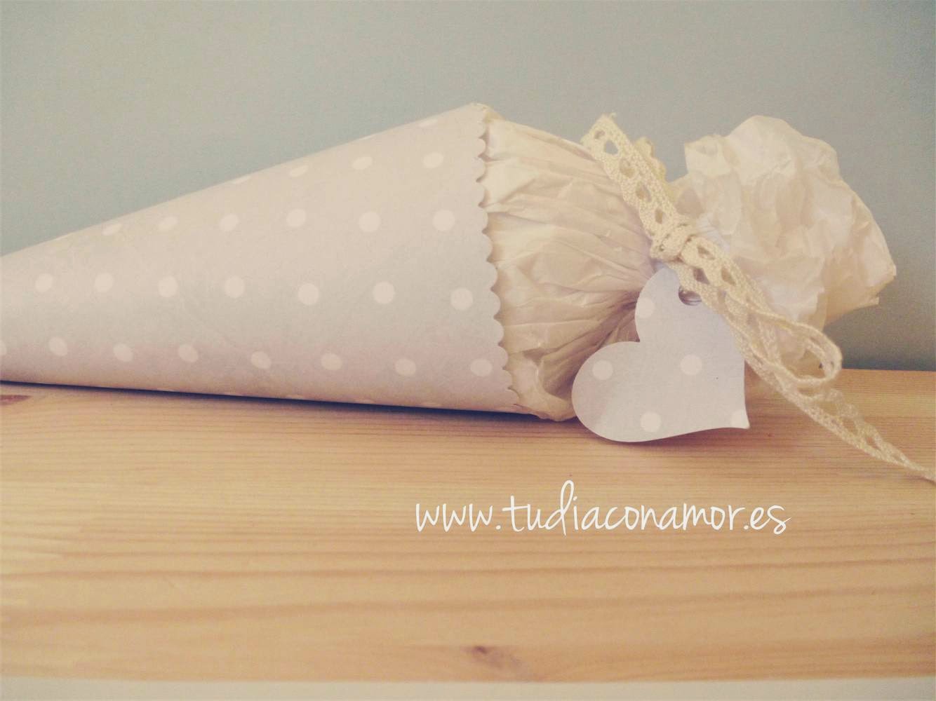 Detalle chucherías o golosinas niños Cucurucho o cono de golosinas decorados, perfecto para los más peques