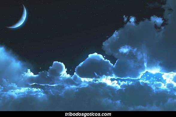 lua minguante noite escura nuvens ceu azul
