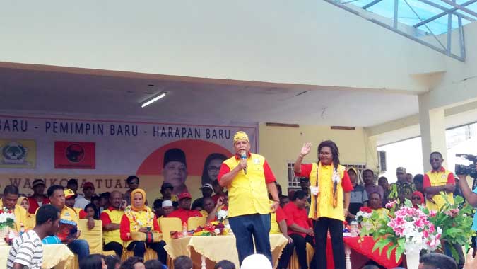 Ribuan Warga Kota Tual Hadiri Deklarasi Pasangan “SERASI” Tual, Malukupost.com - Bakal Pasangan Calon (Paslon) Walikota dan Wakil Walikota Tual Periode 2018 - 2023 yang diusung oleh Partai Golongan Karya (Golkar) dan Partai Demokrasi Indonesia Perjuangan (PDI-P), Yunus Serang dan Eva Fransina Balubun dengan Akronim SERASI menggelar Deklarasi, dihadapan ribuan pendukungnya yang membanjiri Lapangan Lodar El Tual. Pantauan Malukupost.com, deklarasi yang digelar di Lapangan Lodar El, Kamis (18/1) tersebut juga dihadiri Ketua DPD PDI-P Provinsi Maluku, Edwin Huwae, Sekretaris DPD PDI-P Maluku, Lucky Wattimury, Sekretaris DPD Golkar Maluku, Roland Tahapary. Hadir pula Anggota DPR RI dari PDI-P, Mercy Barends dan Anggota DPRD Maluku dari PDI-P, Johan Rahantoknam.