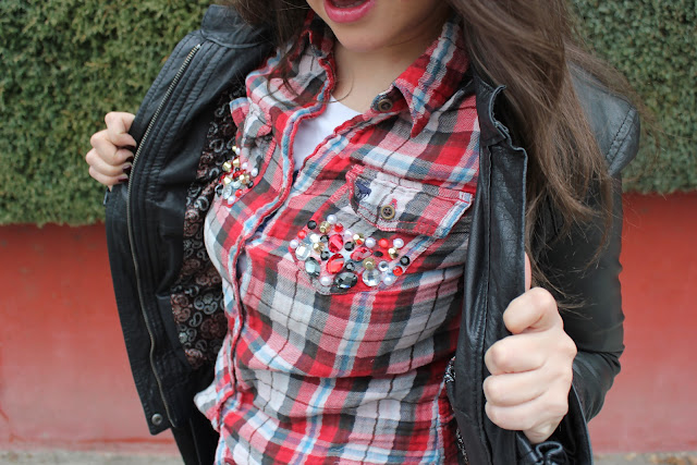 Customizar camisa de cuadros con abalorios y tachuelas