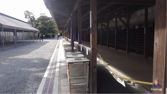 Penitipan Sepatu untuk Rombongan di Nijo Castle Penitipan Sepatu untuk Rombongan di Nijo Castle