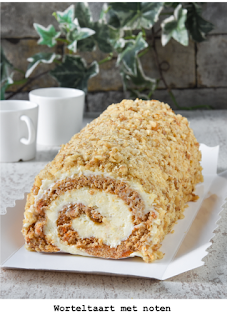 Wortelcake met specerijen en een laagje cream cheese, afgedekt met walnoten. 24 cm. groot, voor 8 personen.