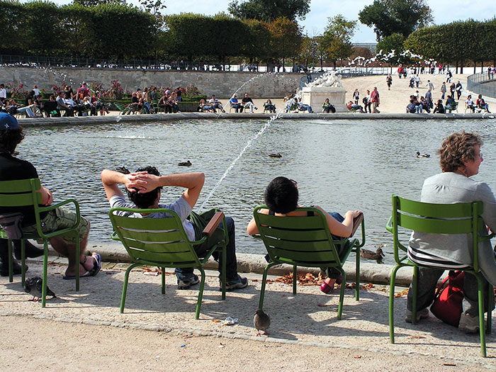 Perfect Timing, Perfect Angle...Hilarious Result! - The Right Moment At Tuileries Garden In Paris