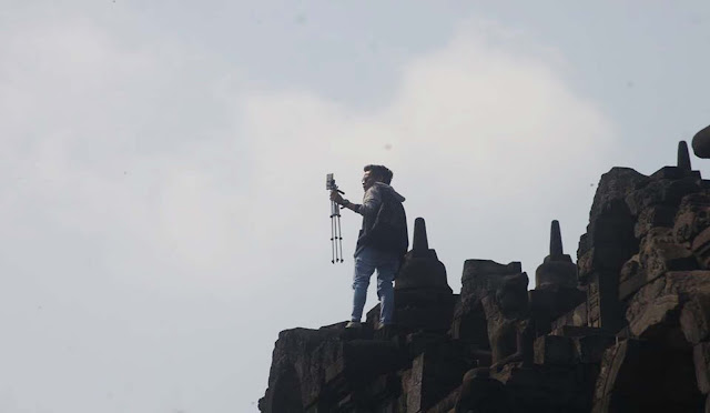 Miris! Hanya demi Berfoto Selfie, Seorang Pemuda Nekat Menaiki Stupa Candi Borobudur