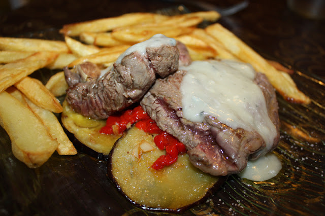  solomillo con berenjenas y salsa de queso 