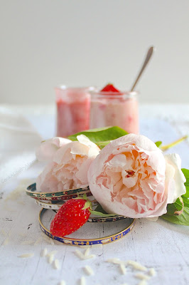 Jolies pivoines cueillies à la cueillette de la Ferme de Gally (78) pour accompagner un dessert indien à la fraise • ©Cook A Life! by Maeva