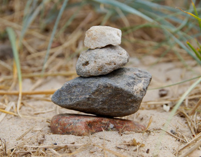 3 weitere Strandspiele, für die Ihr nichts als Eure Hände braucht - plus eine witzige Extra-Idee. Türme aus Steinen bauen macht Spaß - nur dürfen sie nicht umstürzen!