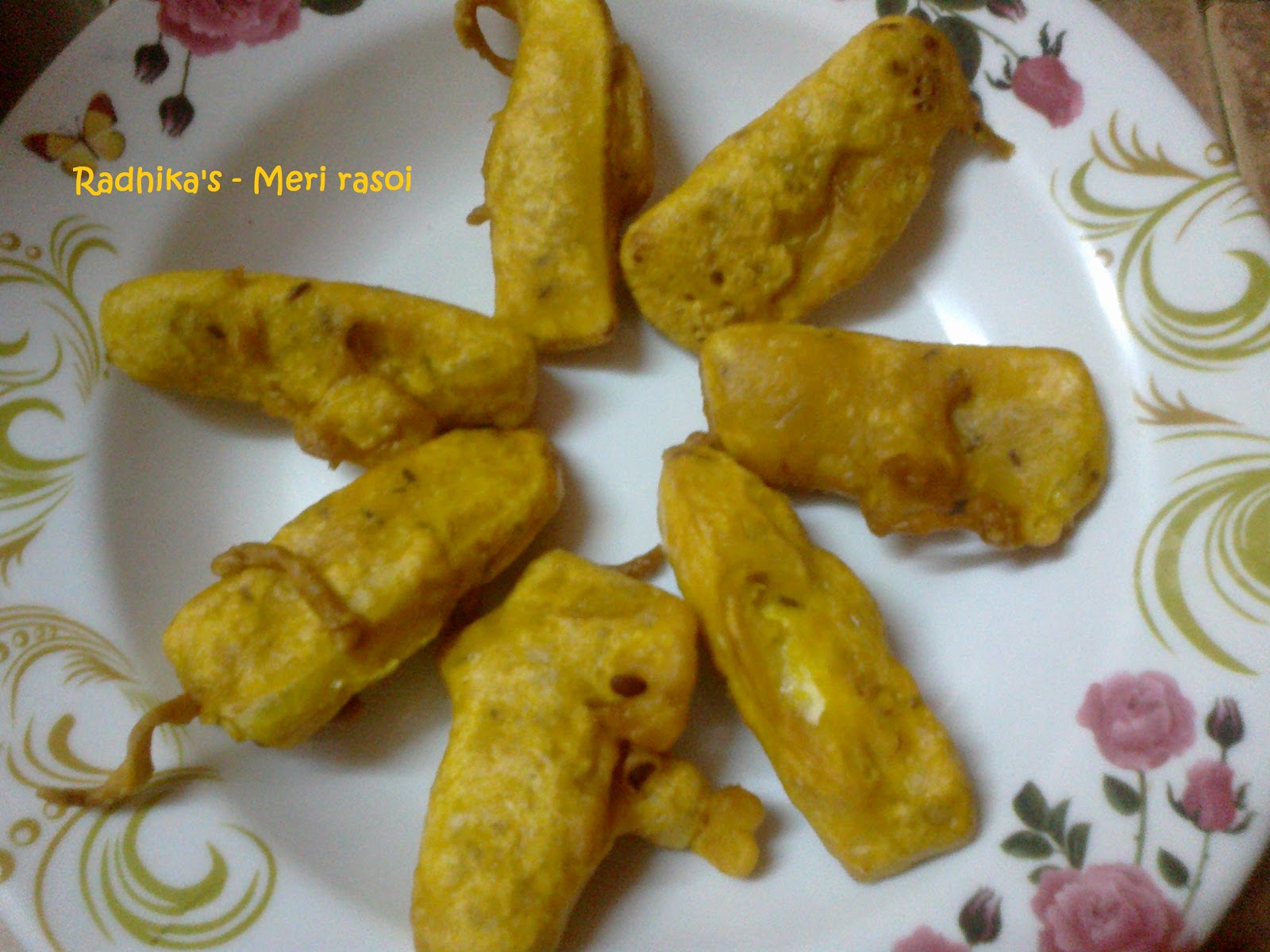 Rad's Rasoi Banana fritters / Pazham pori