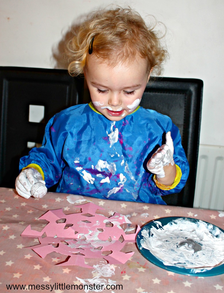 Easy Winter process art for toddlers and preschoolers. Painting with corks is a fun painting idea for kids.
