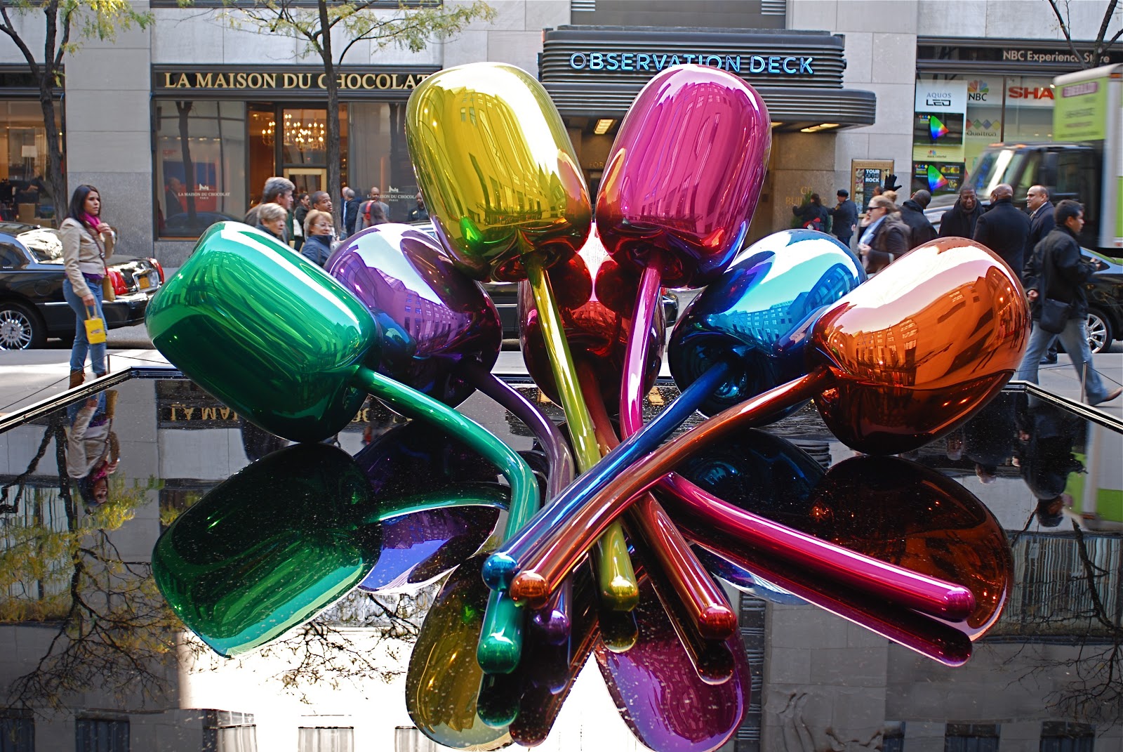 Le Bouquet De Tulipes De Jeff Koons NYC ♥ NYC: TULIPS by Jeff Koons in Full Bloom Outside Christie's at