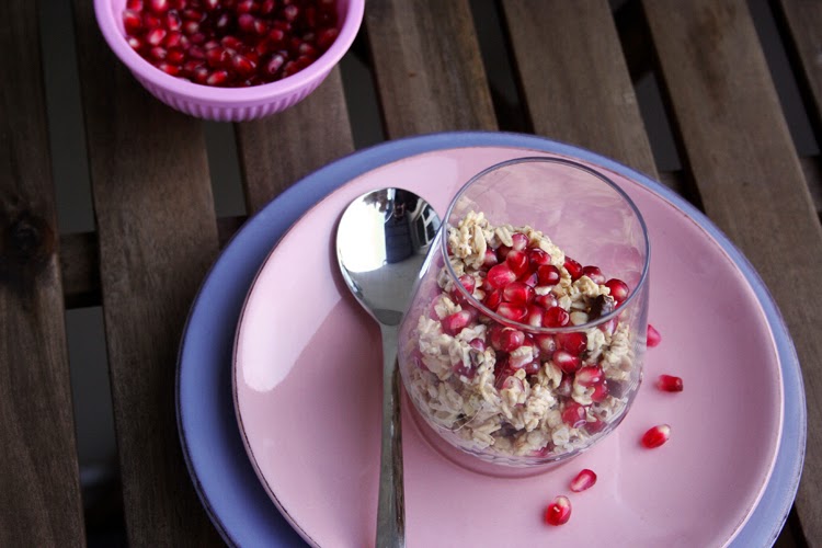 Overnight Oats mit dunkler Schokolade und Granatapfelkernen