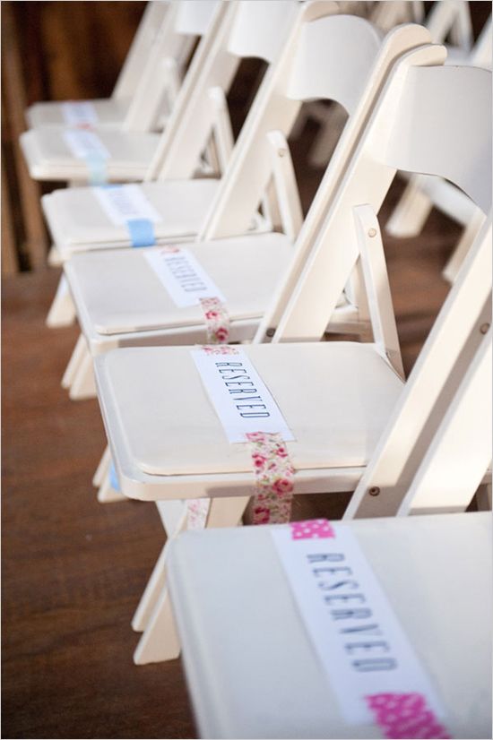 Decoración original para sillas Una forma original de decorar los asientos de vuestra ceremonia de boda y además indicar las filas reservadas