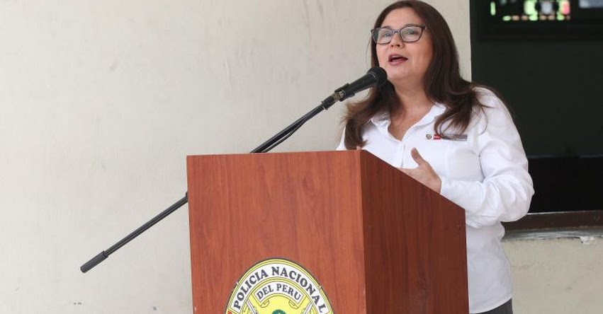 Ministra de la Mujer respalda que uso de falda en escolares no sea obligatorio Ministra de la Mujer respalda que uso de falda en escolares no sea obligatorio