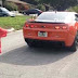 ¡Arranca el diente de su hijo jalándolo con un auto deportivo!