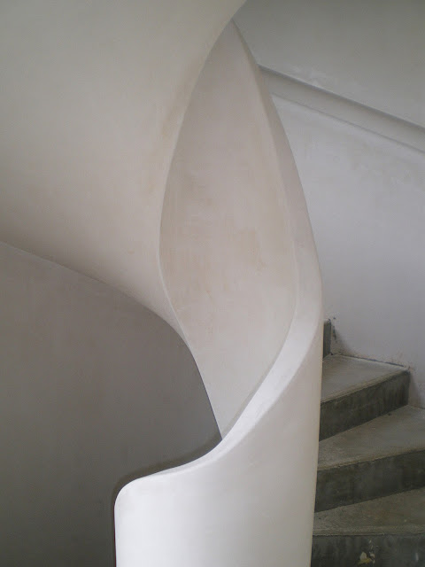 Limon de l'escalier en plâtre en colimaçon