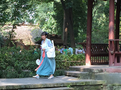 （景區常可見到穿著漢服穿梭人群中的妹紙）