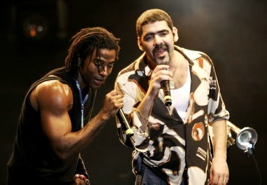 Orishas Foto de Orishas cantando en concierto