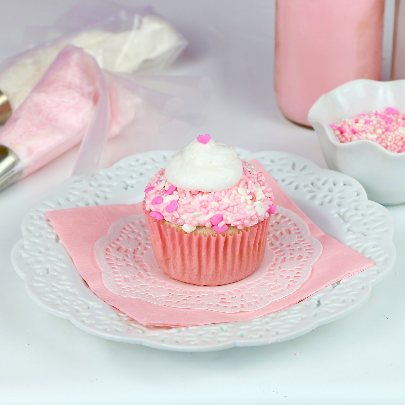 {VIDEO} How To Frost A Cupcake My Favorite bakerystyle cupcake
