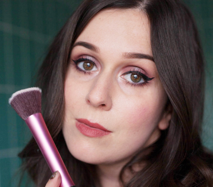 Beauty applying foundation with buffing brush vs beautyblender THE STYLING DUTCHMAN.