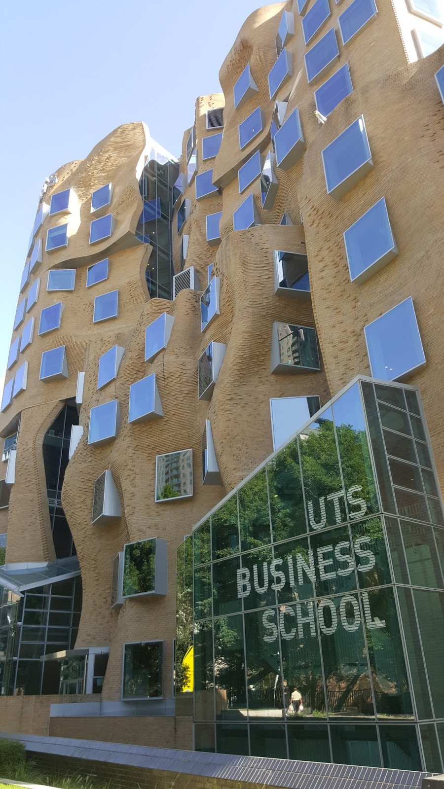 JonDent - Exploring Electronic Music: Frank Gehry Building - UTS ...