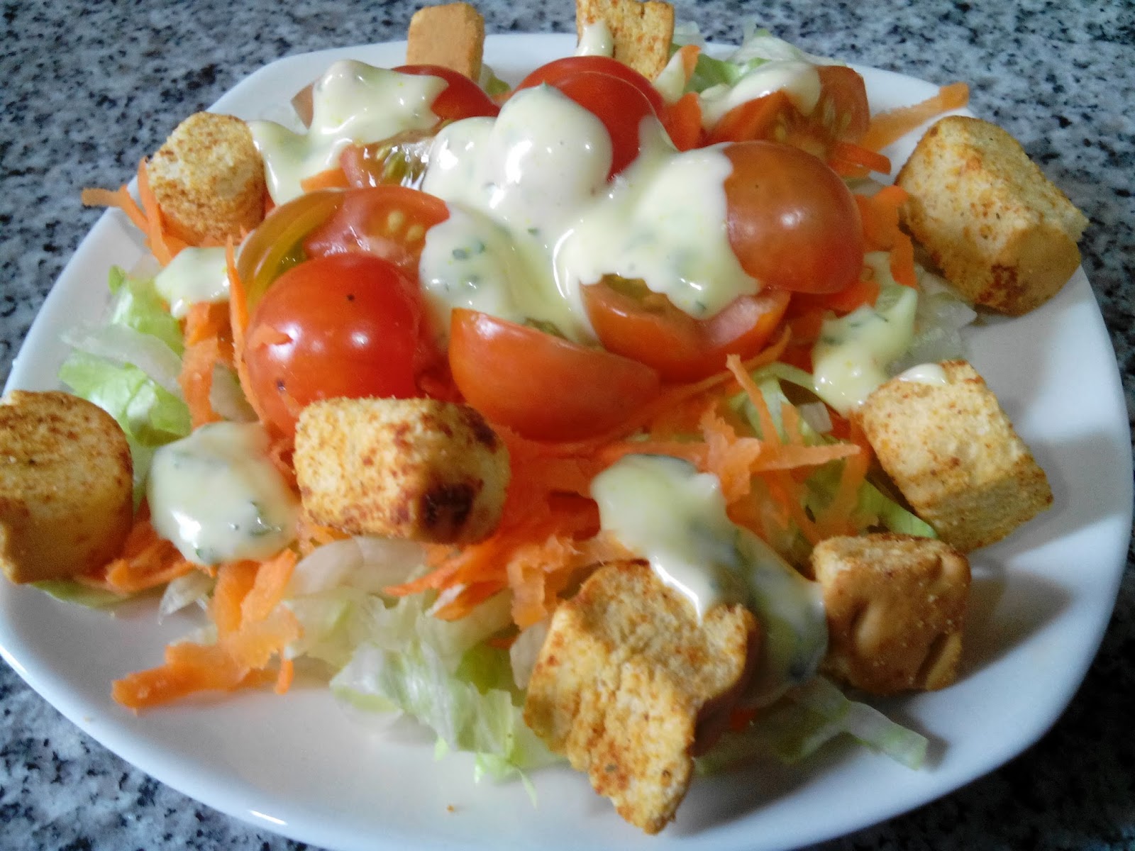 ensalada de tomate lechuga y zanahoria rallada