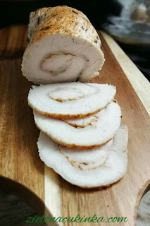 Rolada drobiowa parzona w garnku Mięso z indyka lub kurczaka aromatyczna wędlina na kanapki
