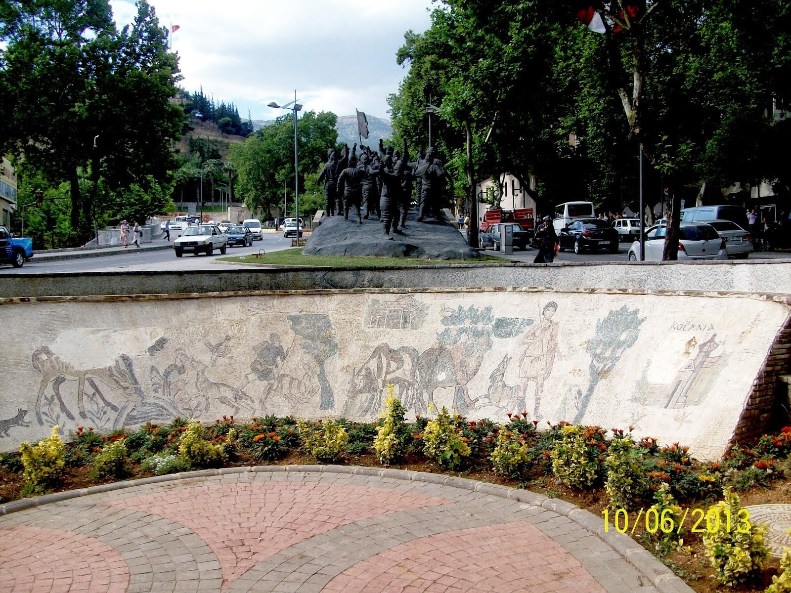 MOZAİKLERLE SÜSLÜ PARK