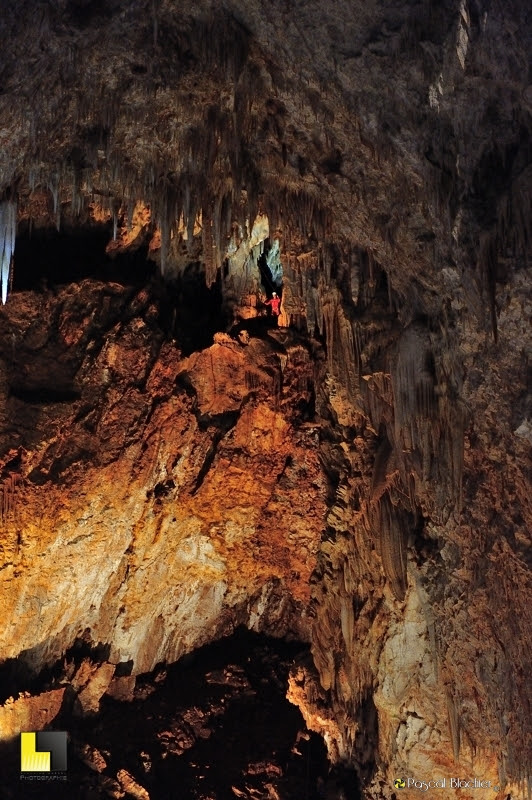 spéléologue dans la grotte de l'aven orgnac photo Pascal Blachier