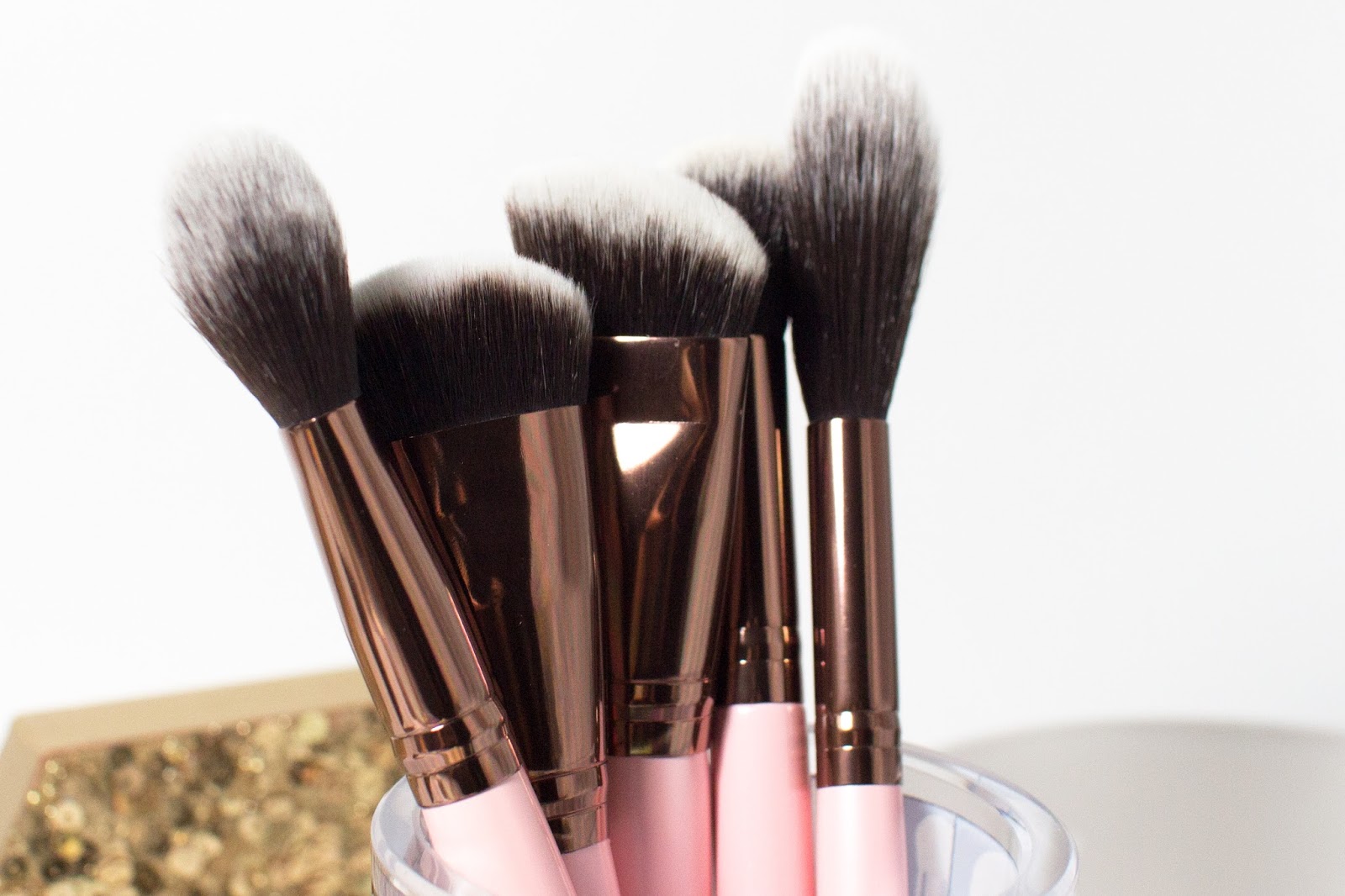 как у кисточек нпзвваетмя аерхушее. кисть реал техникс 300. кисти wayne goss. кисти для макияжа реал техникс. кисть real techniques 310.