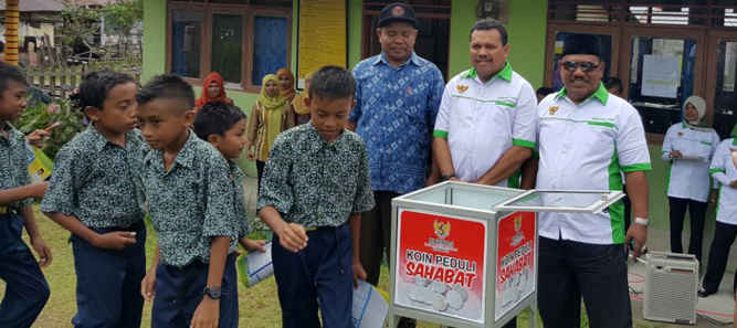 Baznas Ambon Canangkan Koin Peduli Sahabat Badan Amil Zakat Nasional (Baznas) kota Ambon, Kamis, mencanangkan gerakan koin peduli sahabat untuk membantu sesama anak bangsa Indonesia, khususnya yang beragama Islam di daerah ini.