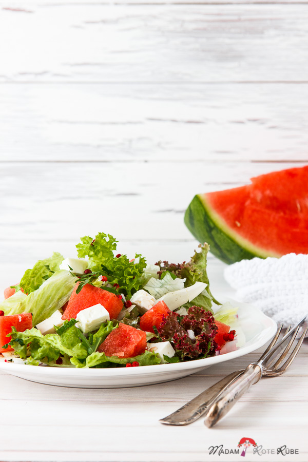 MADAM ROTE RÜBE: Fetakäse über frischem Wassermelonen-Sommersalat mit rosa Pfefferbeeren