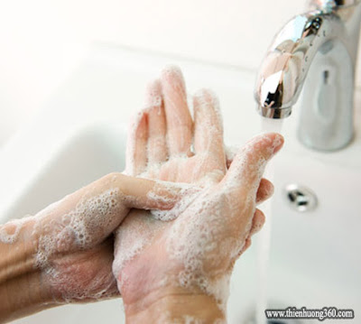 Vệ sinh thật sạch bàn tay trước khi rửa mặt