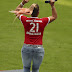 anastacia blocca la partita del bayern e tutti i calciatori per finire la sua performance, video