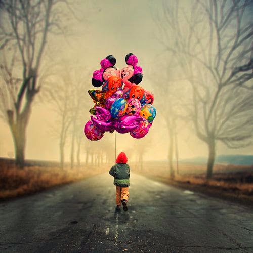 Niño por la calle con globos