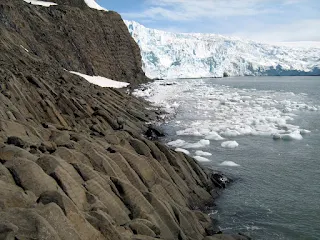Kolumny bazaltowe na Wyspie Księcia Jerzego, By Acaro (Own work) [CC BY-SA 3.0], via Wikimedia Commons, Basalt columns on Prince George Island, By Acaro (Own work) [CC BY-SA 3.0], via Wikimedia Commons