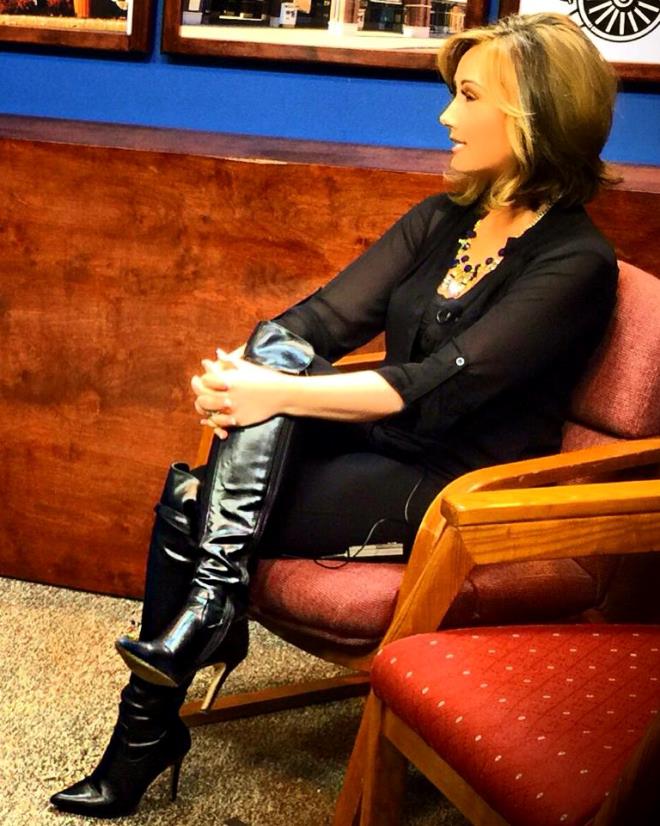 THE APPRECIATION OF BOOTED NEWS WOMEN BLOG Q13'S JAMIE TOMPKINS SHOWS OFF HER SENSATIONAL