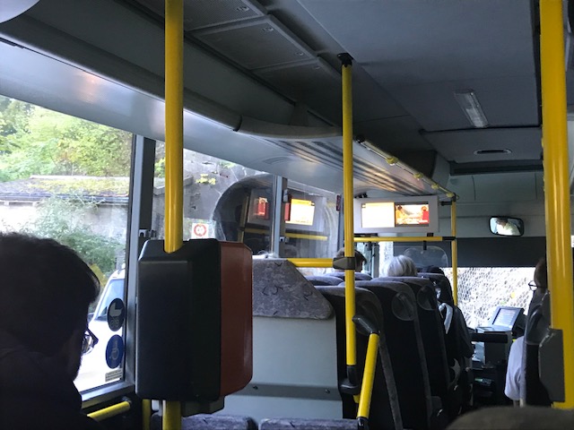 スイスのポスト・バスの運転は安心　細い山道ですれ違うとドキドキするけど
