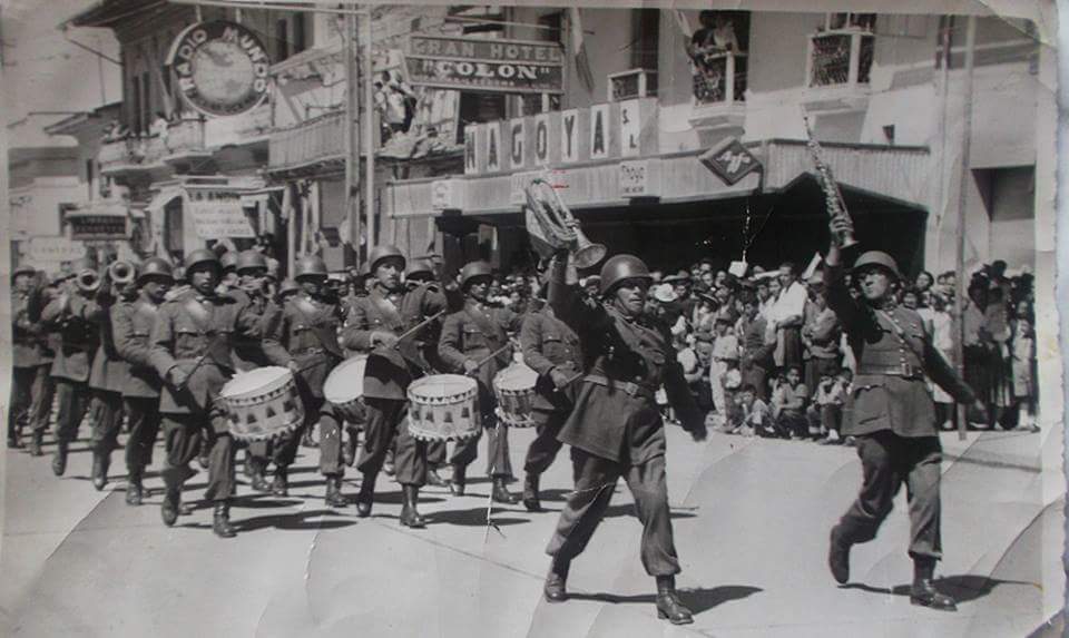 Desfile Calle Real frente a la Plaza Constitución 1950