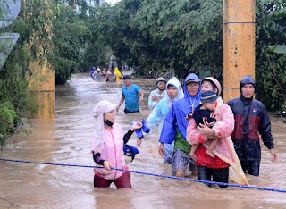 Lực lượng cứu hộ đưa các cháu bé ra ngoài lũ dữ an toàn