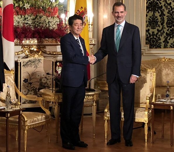ABDICACIÓN DEL EMPERADOR AKIHITO Y ENTRONIZACIÓN DEL PRÍNCIPE NARUHITO - Página 4 King-Felipe-and-Prime-Minister-Abe