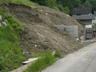 NikoHaus: Stützmauer