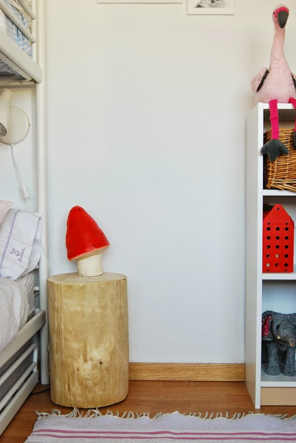 mesilla de noche hecha con un tronco. Side table made from a log