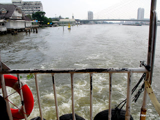 LOS BARCOS PUBLICOS DEL RIO CHAO PHRAYA, BANGKOK. TAILANDIA