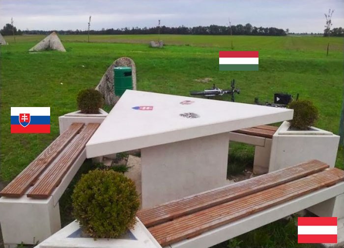 Foto Pembatas Negara Paling Unik dan Gokil di Dunia Foto Pembatas Negara Paling Unik dan Gokil di Dunia