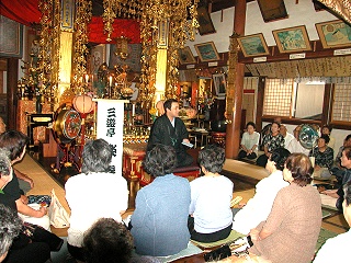 三遊亭楽春が寺院で落語を披露しました。 三遊亭楽春が寺院で落語を披露しました。