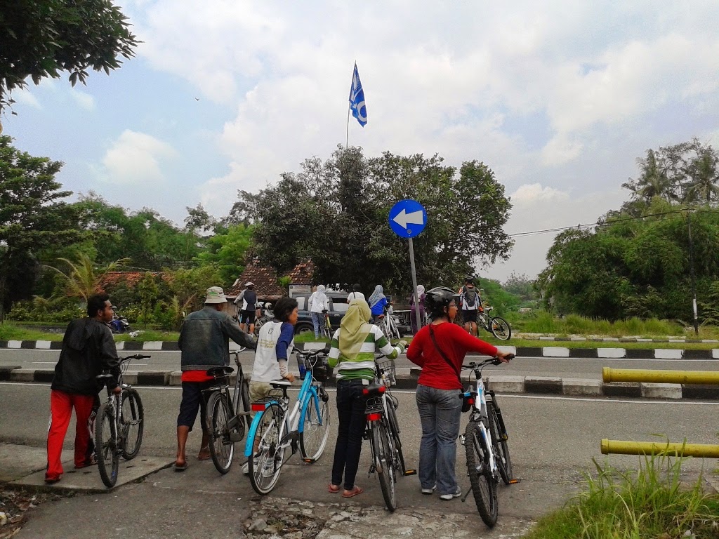 Menyeberang Ring Road menuju Selokan Mataram